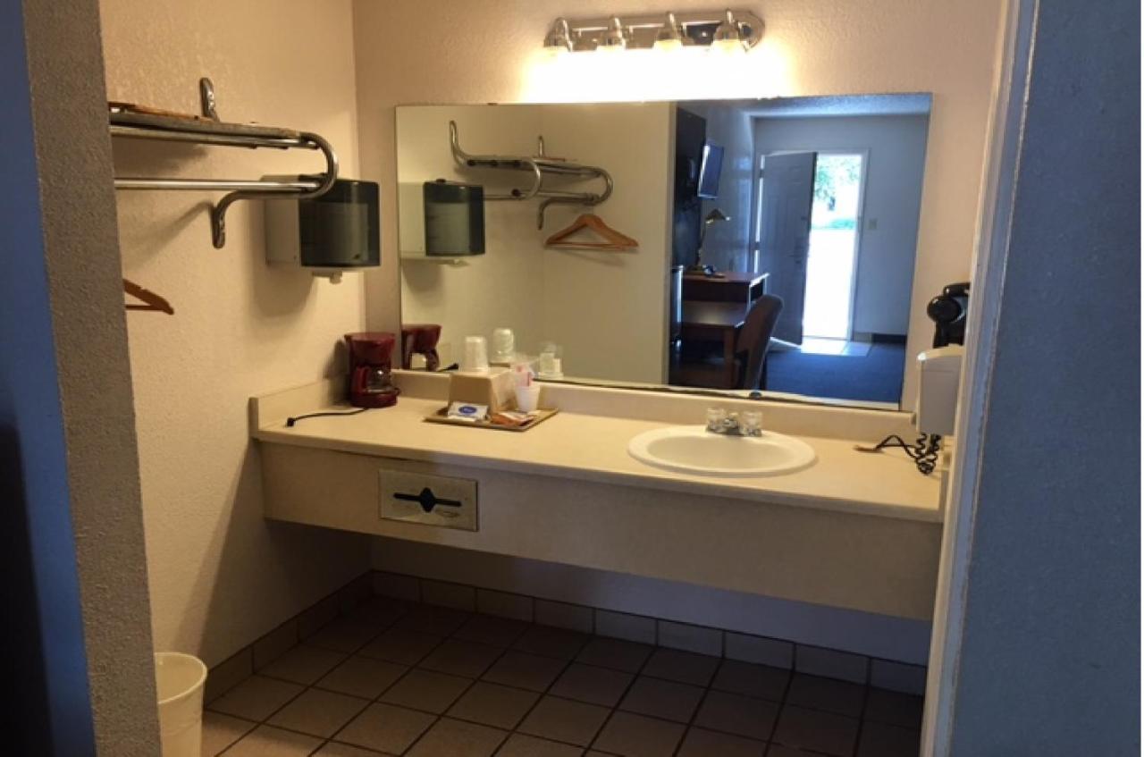 Executive 2* Hebbronville